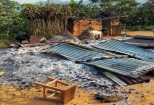 Vítimas e destroços após o ataque rebelde cristãos Congo 2026 na vila de Apakolu.