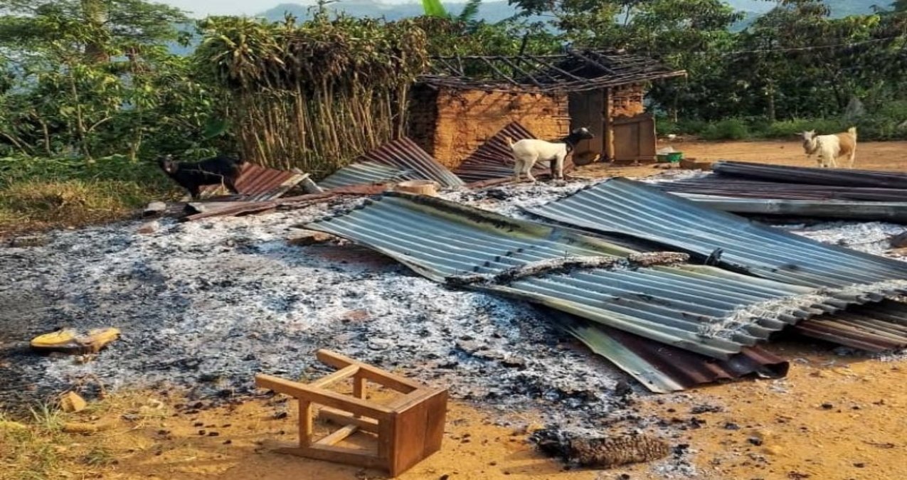 Vítimas e destroços após o ataque rebelde cristãos Congo 2026 na vila de Apakolu.