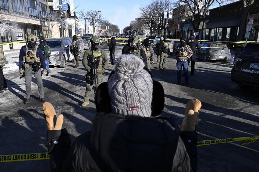 Operações do ICE causam medo na igreja do Pastor Victor Martinez