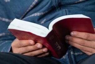 Marrocos perseguição religiosa: jovem cristão lê a Bíblia em segredo