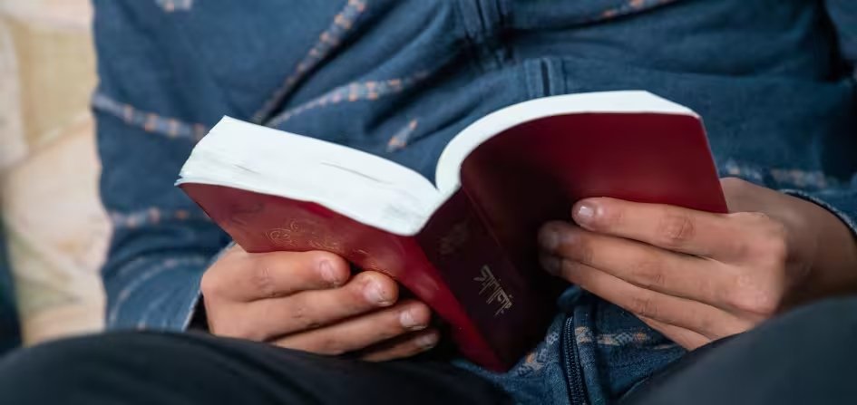 Marrocos perseguição religiosa: jovem cristão lê a Bíblia em segredo