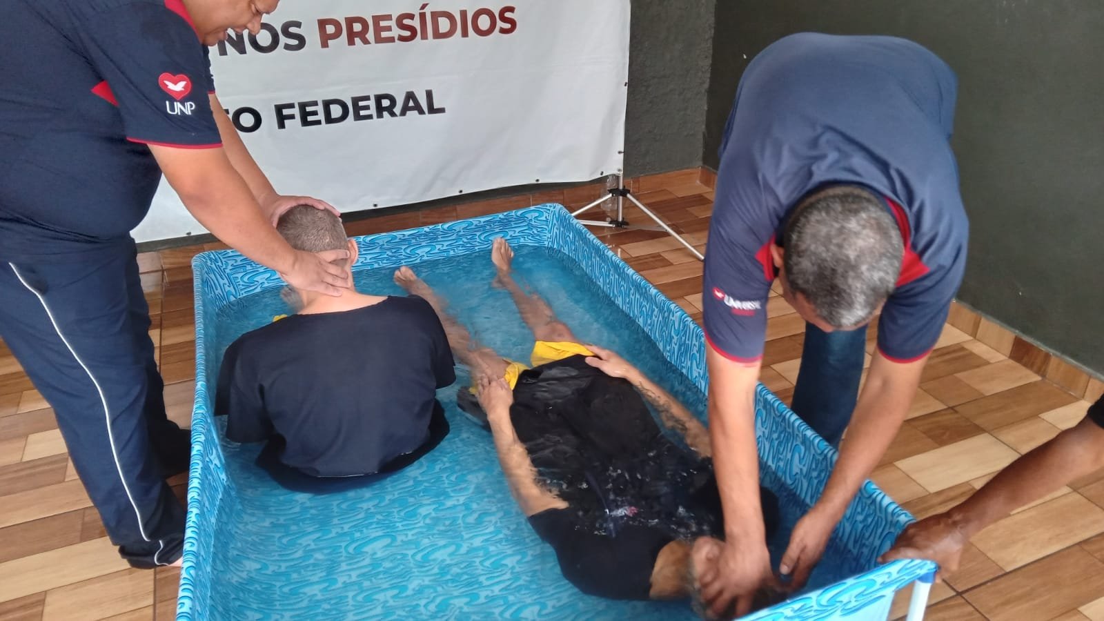 Batismo em Presídio: Transformação e Esperança para Detentos em Goiás 1 Mais de 50