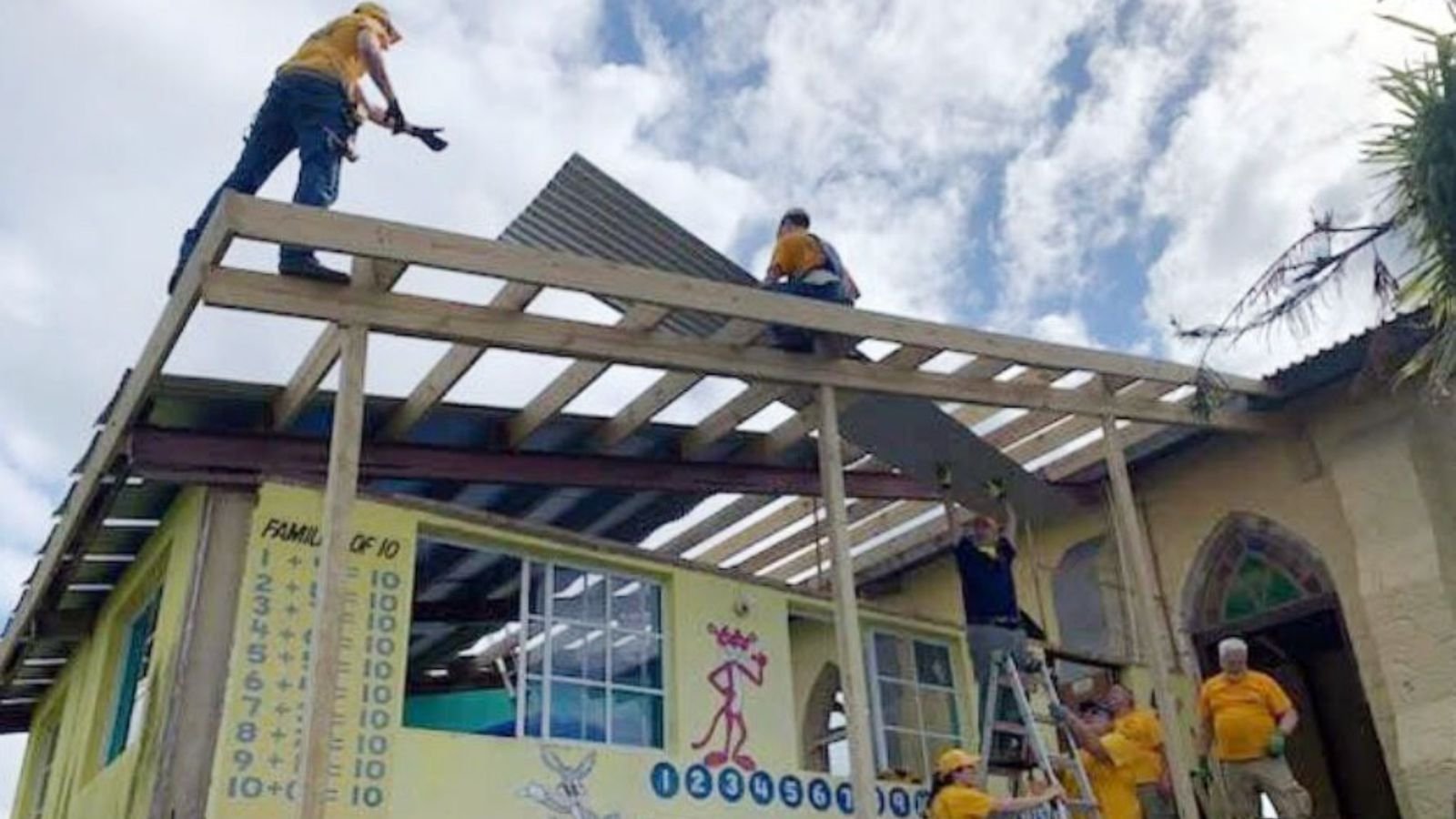 Voluntários americanos restauram igrejas devastadas por furacão na Jamaica 1 Voluntários americanos restauram igrejas devastadas por furacão na Jamaica