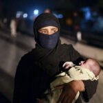 Cristã no Afeganistão foge com recém-nascido e marido baleado 2026