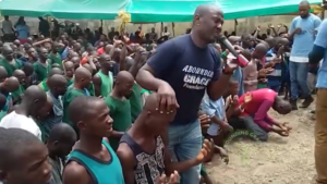 Transformação e Esperança: Detentos na Nigéria se Rendendo a Jesus em Culto na Prisão