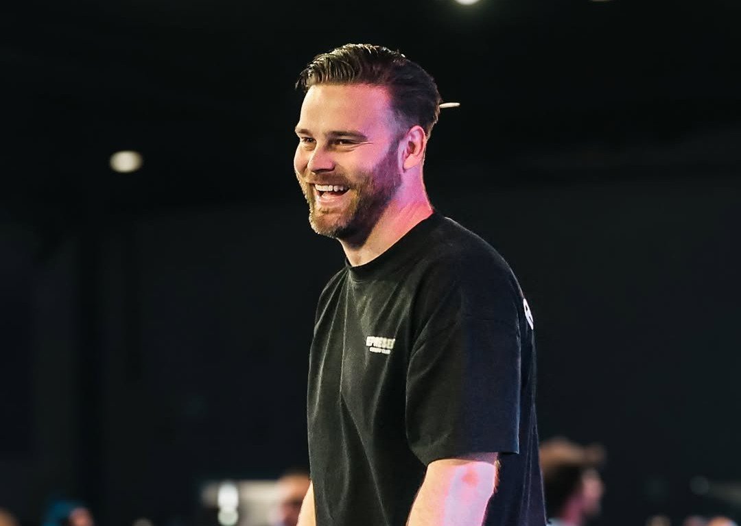 Um fenômeno espiritual entre jovens no Reino Unido tem chamado a atenção de líderes e comunidades religiosas ao redor do mundo: mais de mil conversões em um ano entre a Geração Z. Este movimento, liderado pelo casal de pastores Josh e Emma Green, é descrito como um verdadeiro avivamento, refletindo uma busca intensa por propósito e significado em meio a um contexto de excessos e crises existenciais. 1 Reino Unido: Pastor