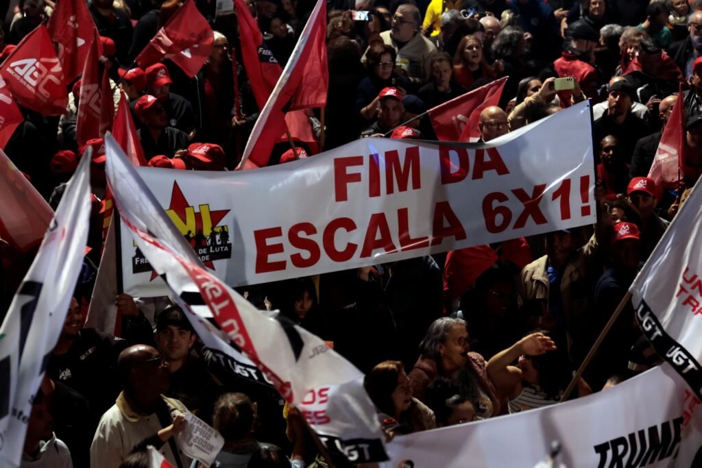 A discussão sobre a alteração da escala 6 x 1 tem gerado intensos debates na sociedade brasileira, especialmente nas esferas política e jurídica. A proposta de mudança, que vem sendo amplamente debatida, não apenas toca em questões trabalhistas, mas também provoca reflexões sobre a qualidade de vida dos trabalhadores e a eficiência do sistema produtivo nacional. 1 Fim da escala