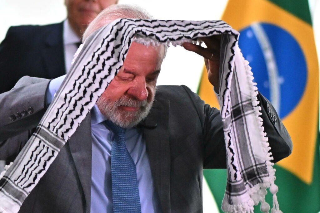 As recentes declarações de Luis Inácio Lula da Silva revelam uma visão de mundo preocupante, que posiciona o Brasil em um caminho distante do pragmatismo necessário nas relações internacionais. 1 A face aiatolá