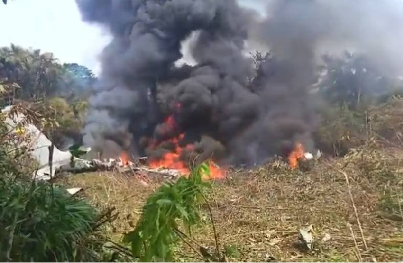 Tragédia nos céus colombianos: avião militar cai com mais de 120 soldados 1 Avião militar cai