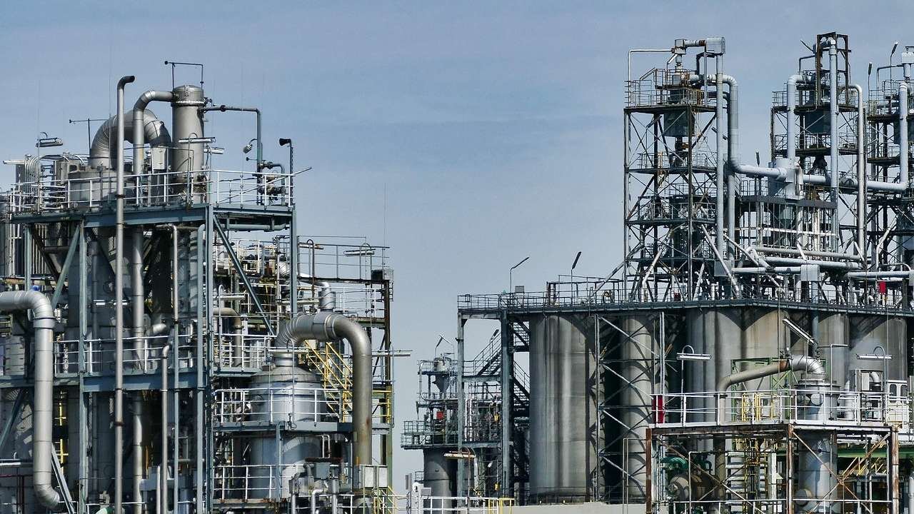 Título Original: A Tempestade no Golfo: O Eco da Retaliação e suas Implicações Espirituais e... 1 Irã ataca refinarias