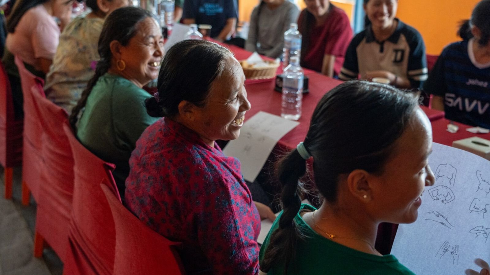 Título: Missionárias Transformam Vidas no Himalaia ao Unir Saúde e Evangelho 1 Missionárias distribuem itens