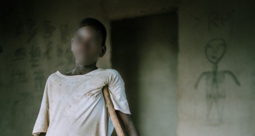 Um Exemplo de Coragem e Fé: A História de Androwas, o Menino que Enfrentou o Terrorismo 1 Em ataque terrorista