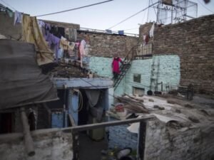 ### Um Clamor por Justiça: A Luta da Comunidade Cristã nas Favelas de Islamabad