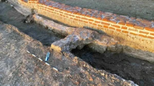 Descoberta Arqueológica Revela Antigo Complexo Religioso em Cidade Associada