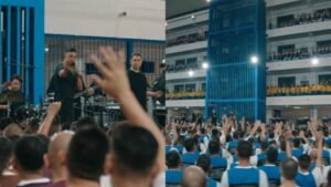 Uma Celebração de Esperança: Banda Miel San Marcos Adora com 4.000 Detentos em El Salvador