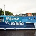O Barco da Bíblia Navega pelas Águas da Esperança na Amazônia