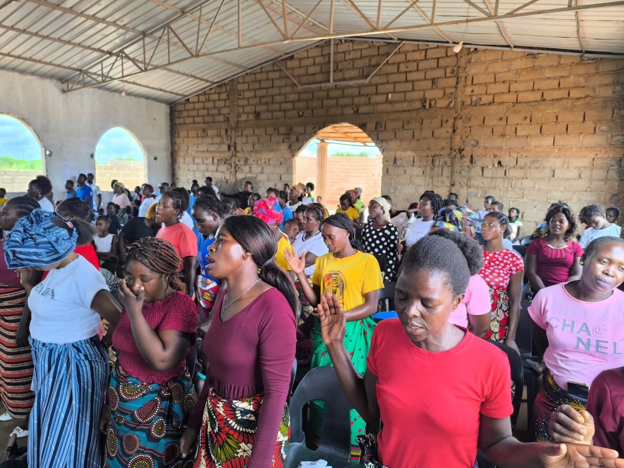 Transformação e Esperança: Pastor Africano Leva Mais de 60 Prostitutas a Jesus e Elas se Torna... 1 Pastor africano leva