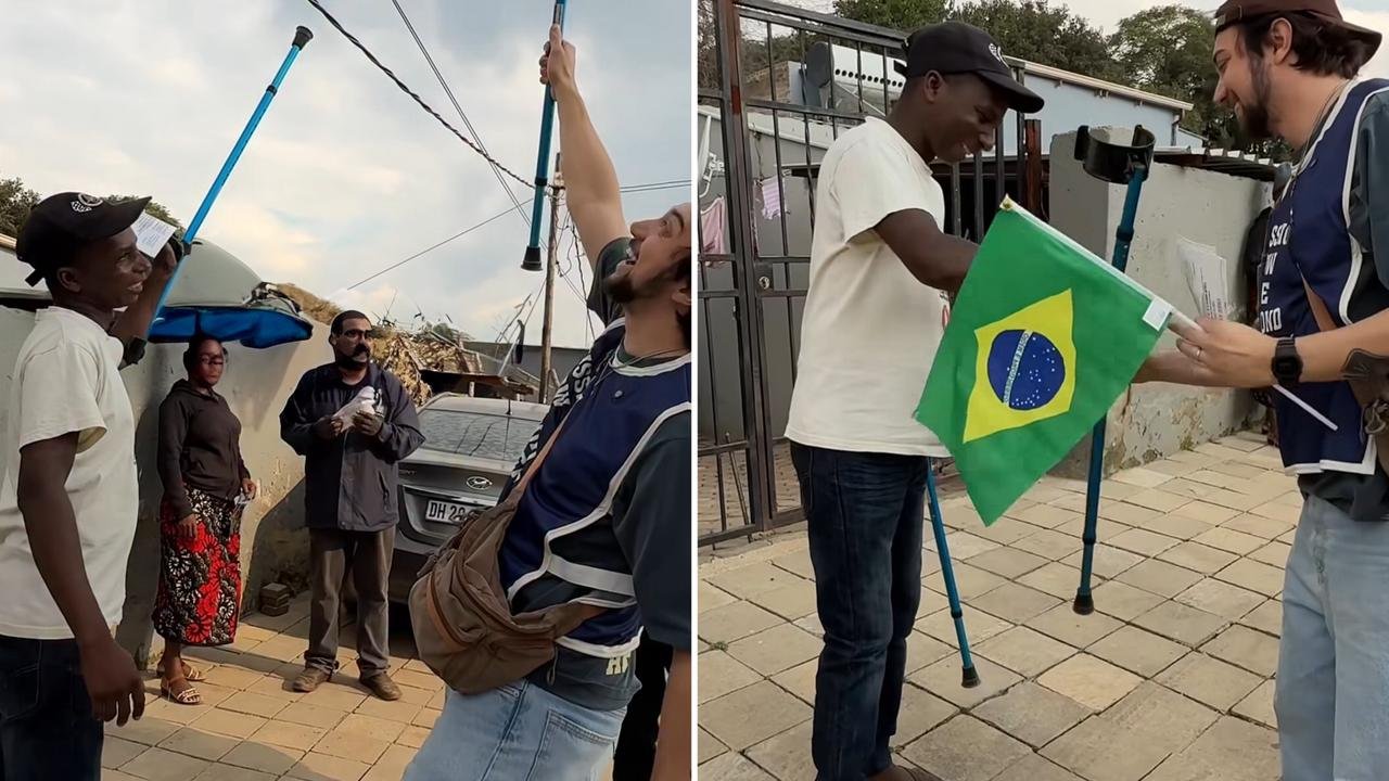 Homem abandona muletas