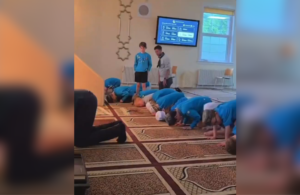 ### Coragem em Pé: Jovem se Recusa a Ajoelhar em Mesquita e Ganha Comparações com Daniel