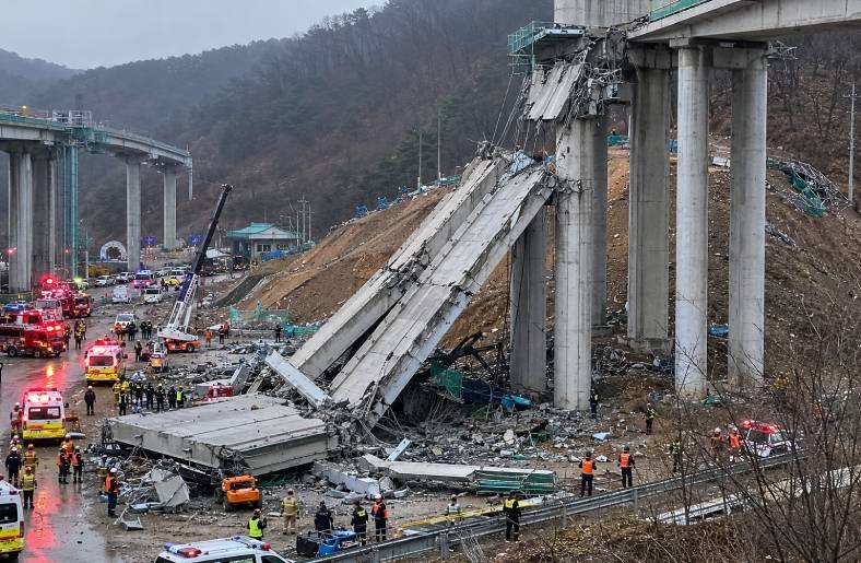 Viaduto desaba mata