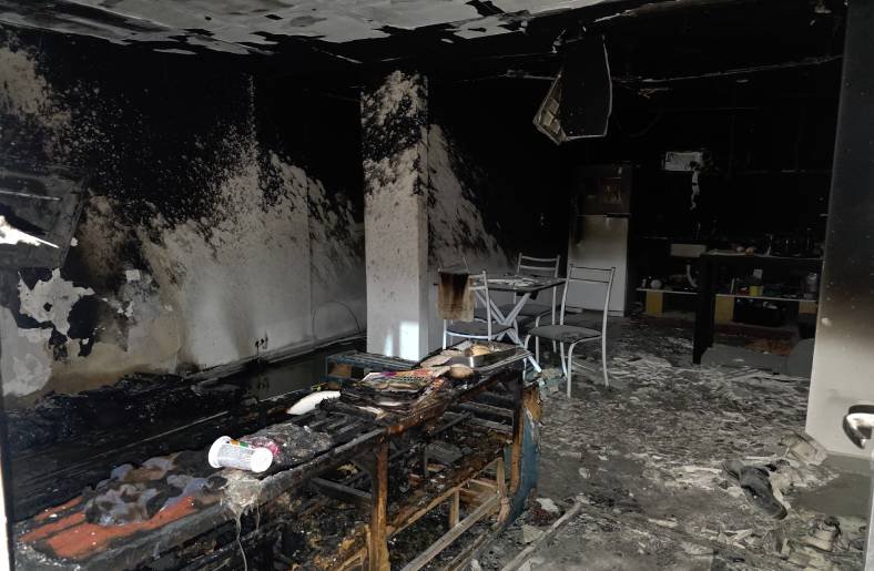 Fé Inabalável: Professora Cristã Sobrevive a Incêndio Devastador e enxerga a Providência em ... 1 Incêndio destrói casa
