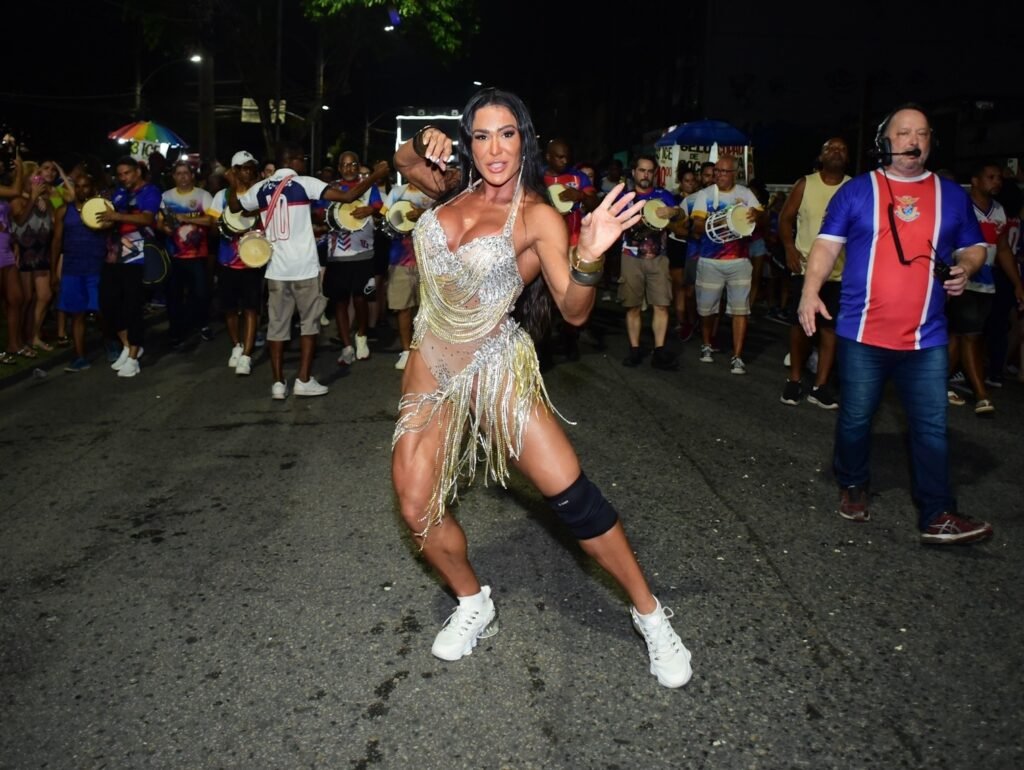 Gracyanne Barbosa expõe
