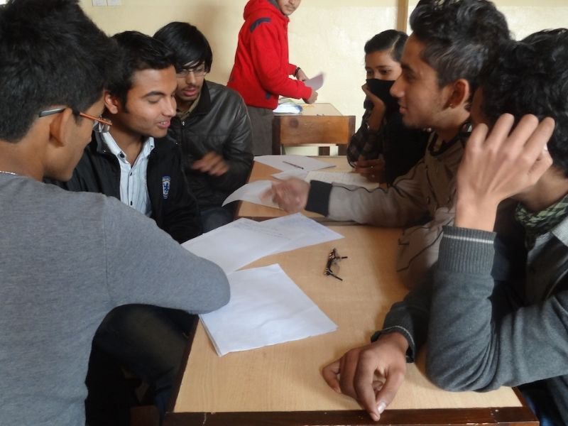 Educação ou Vigilância? A Polêmica dos "Células de Prevenção de Conversão" em Uttar Pradesh 1 Indian Governor Calls