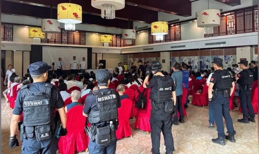 # A Liberdade Religiosa em Xeque: A Violação de um Culto na China 1 Polícia chinesa invade