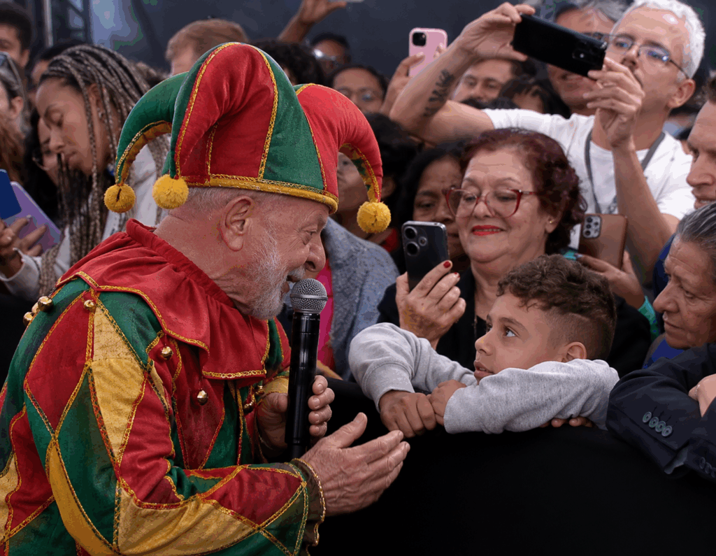 ## Lula: O Bobo da Corte em Tempos de Sérias Preocupações 1 Lula comporta-se como