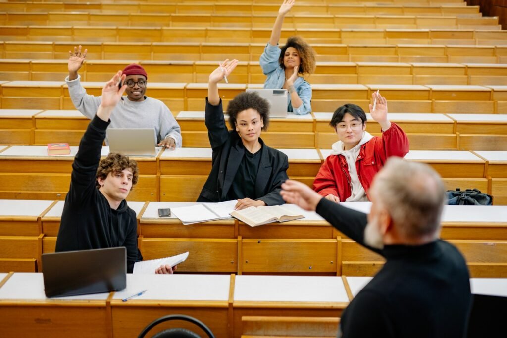 Por que nossos jovens estão perdendo a fé nas universidades? Um chamado à reflexão 1 Por que nossos