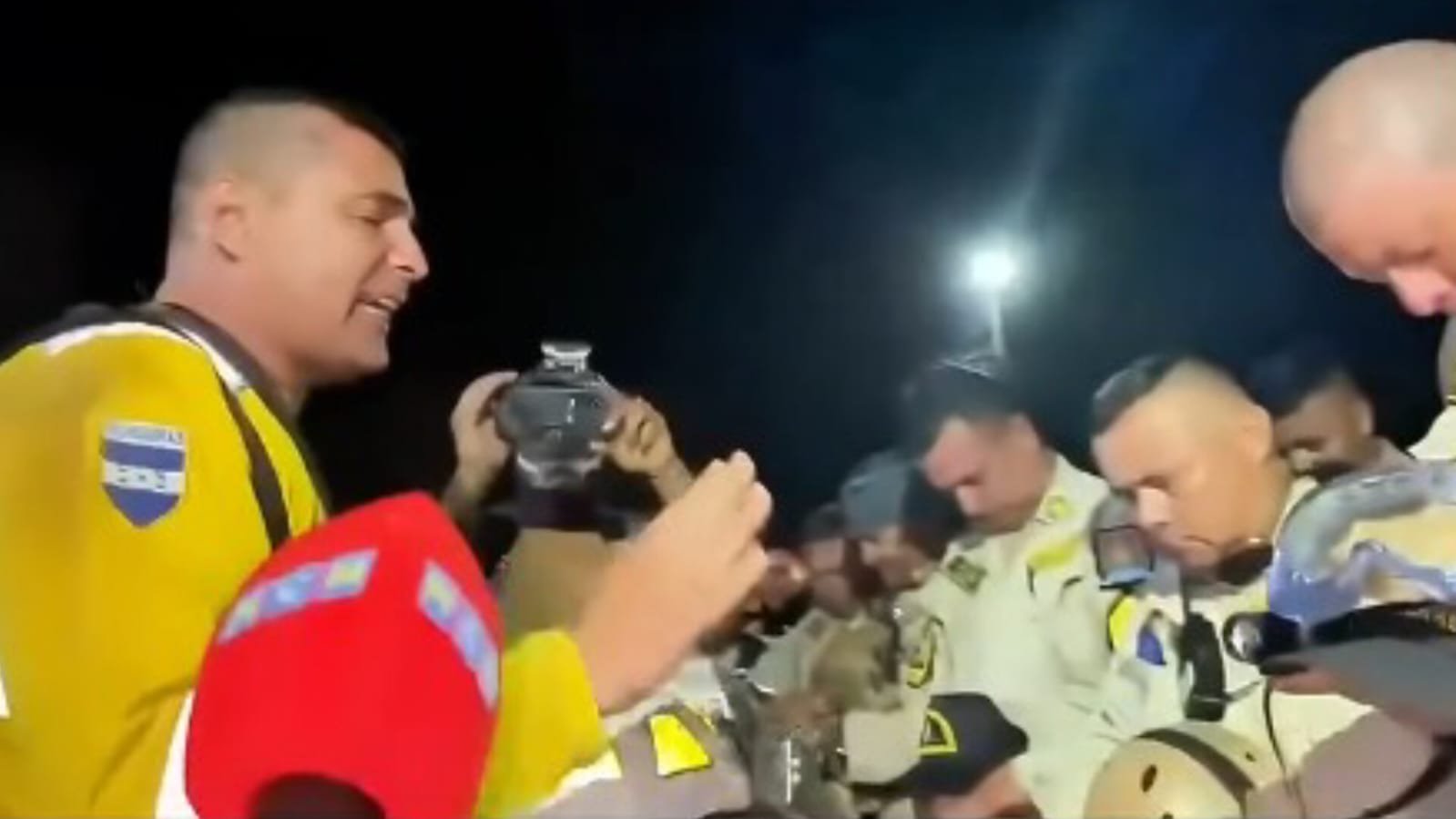 Bombeiros oram após