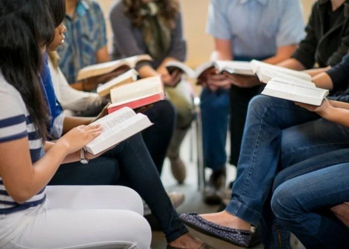 Porto Velho abraça a Bíblia nas escolas: nova lei permite uso das Escrituras como material de a... 1 Jovens reunidos lendo a Biblia F