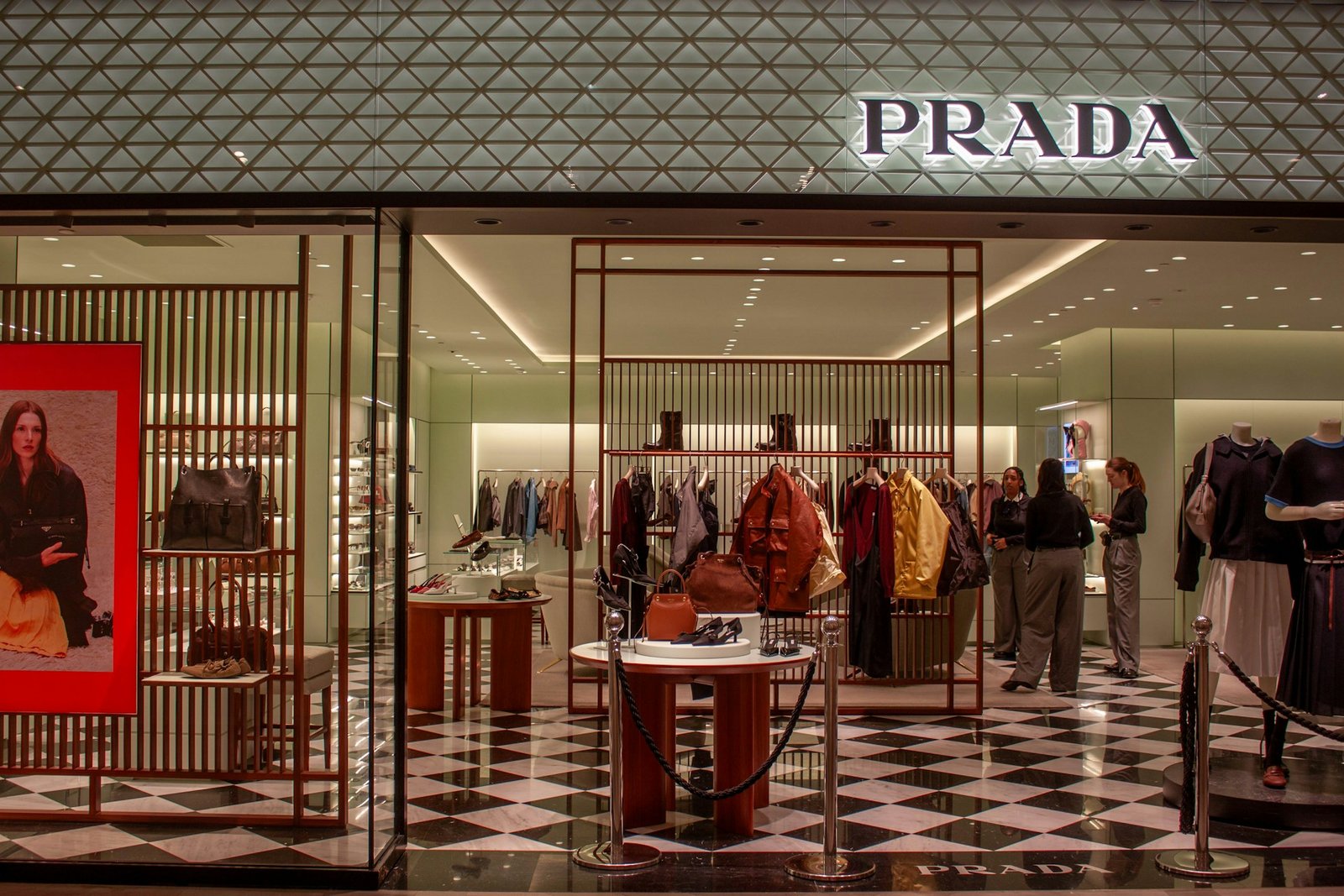 Prada e o Polêmico Embaixador: A Dicotomia Entre Moda e Posicionamento Político 1 Prada é questionada