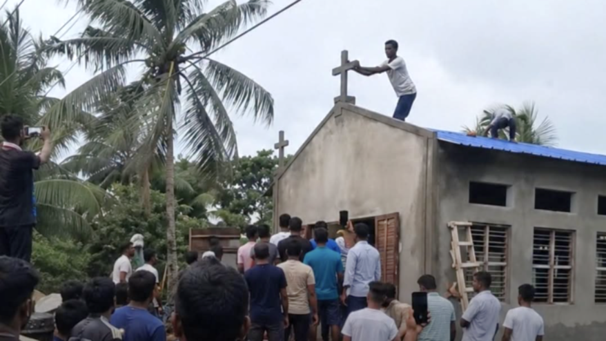 Agressão à Comunidade Cristã na Índia: Vandalismo e Intimidação Marcam Ataque a Igreja 1 Multidão hindu vandaliza