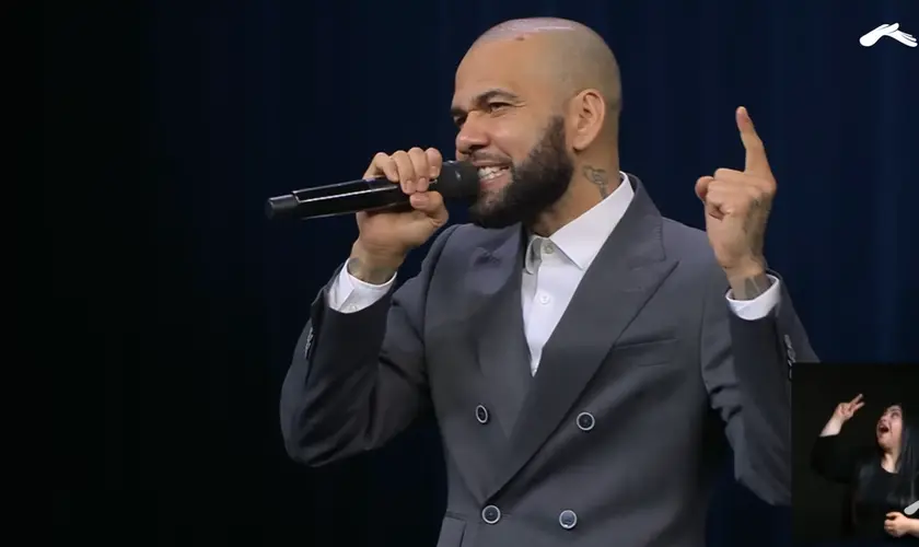 ### A Redefinição da Felicidade: Daniel Alves Compartilha sua Transformação Espiritual na Pri... 1 Daniel Alves testemunha