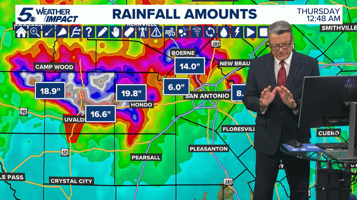 Meteorologista faz oração ao vivo por vítimas de enchentes no Texas e emociona telespectadores 1 Meteorologista interrompe previsão
