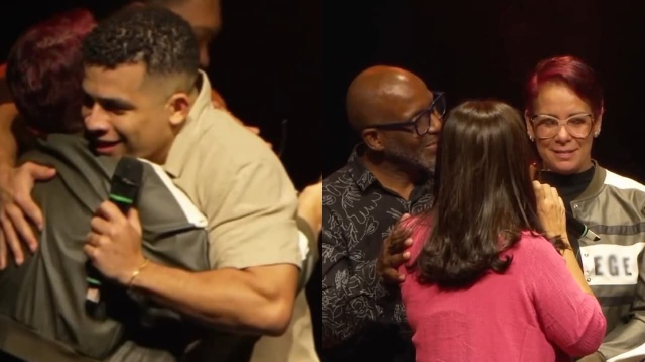 ### Um Encontro Divino: Mulher Retorna a Jesus Durante Stand-up Cristão em Nova Iguaçu 1 Mulher pede oração