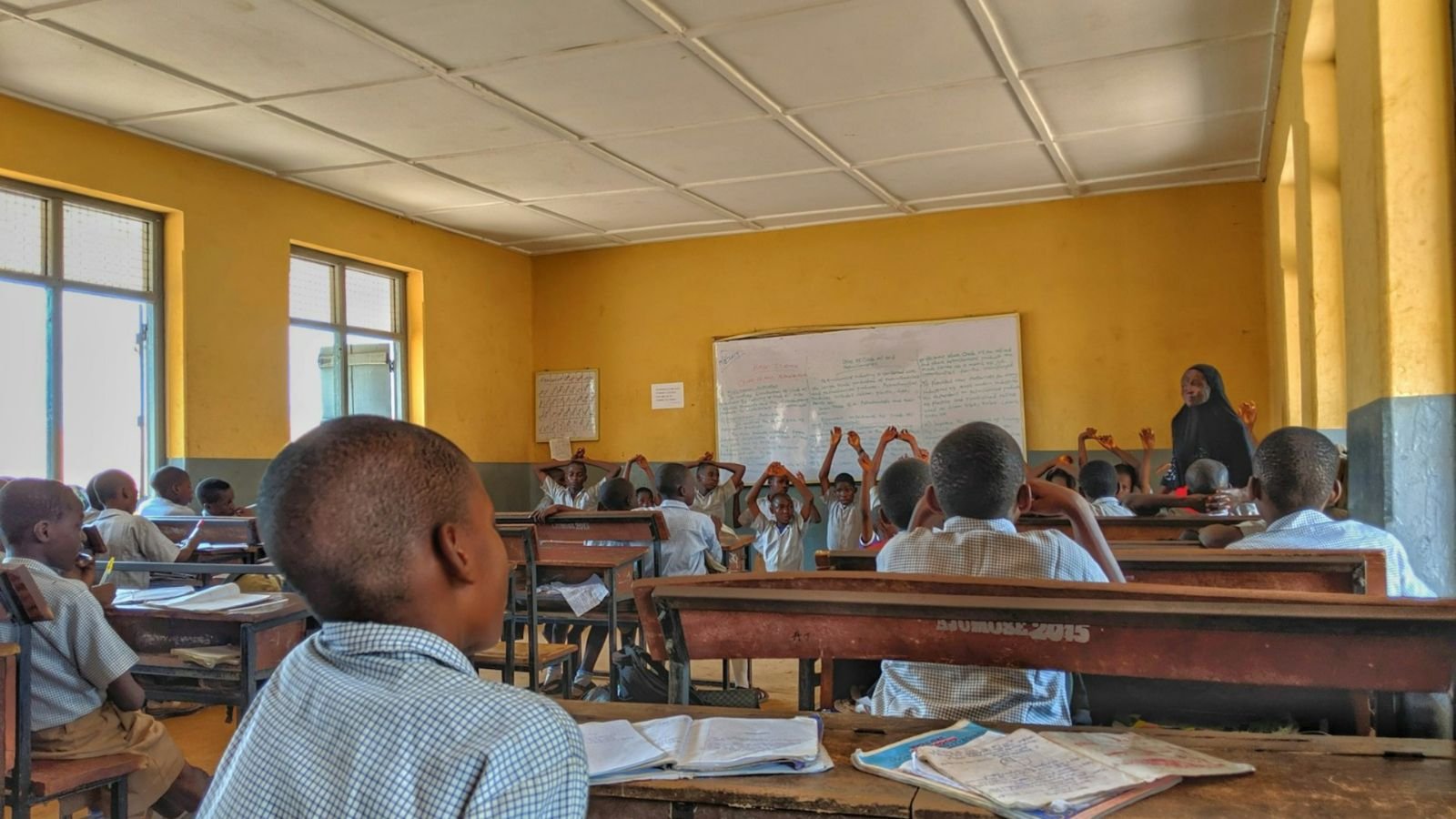 Terroristas invadem escola