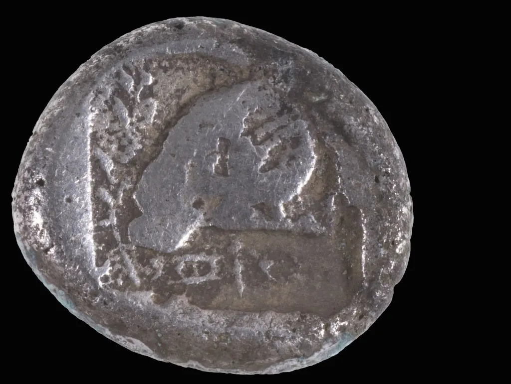 Moeda de 2.500 anos encontrada em Israel revela histórias do comé... 1 Moeda de 2500
