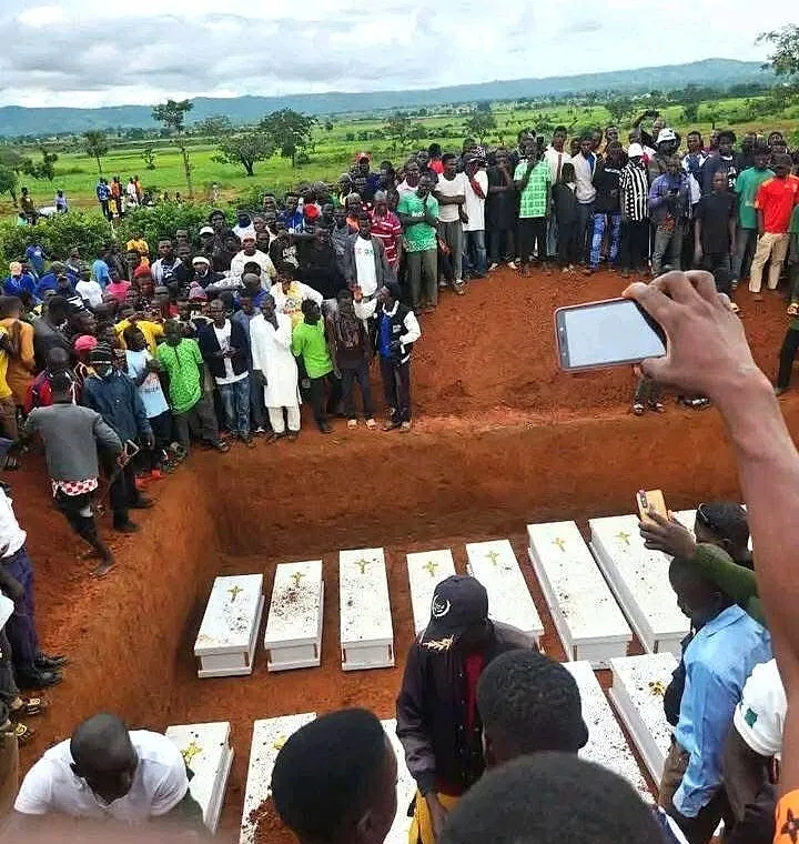 Comunidade Cristã em Kaduna Realiza Funeral Coletivo de Vítimas d... 1 Fiéis realizam funeral