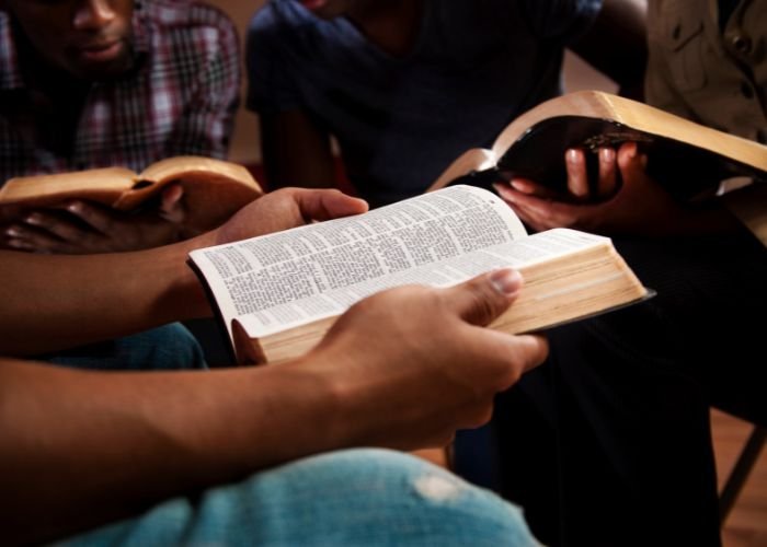 Jovens cristãos no Reino Unido: um movimento ativo de compartilham... 1 Jovens cristãos estão