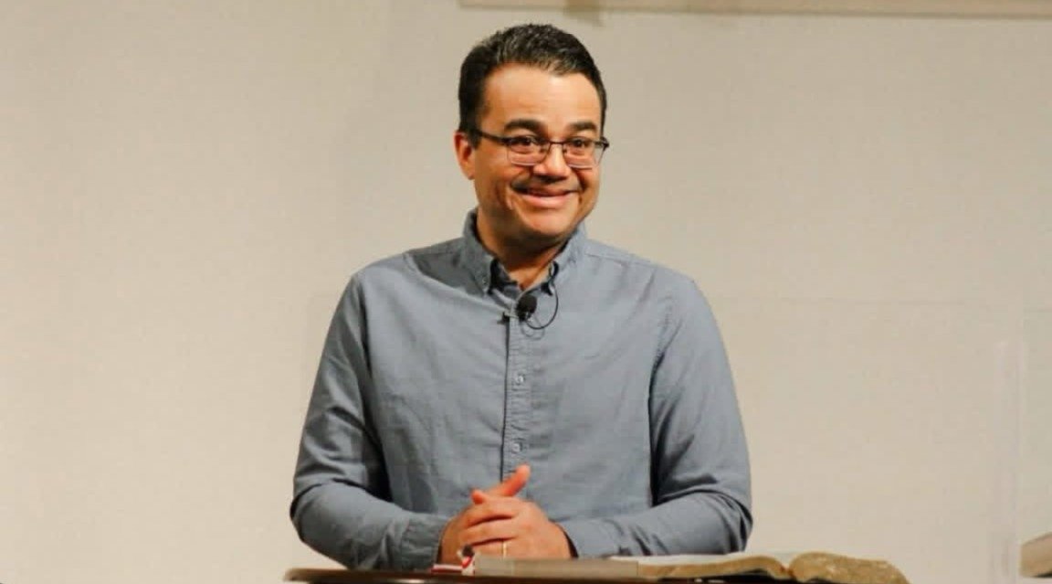 Pastor lança livro