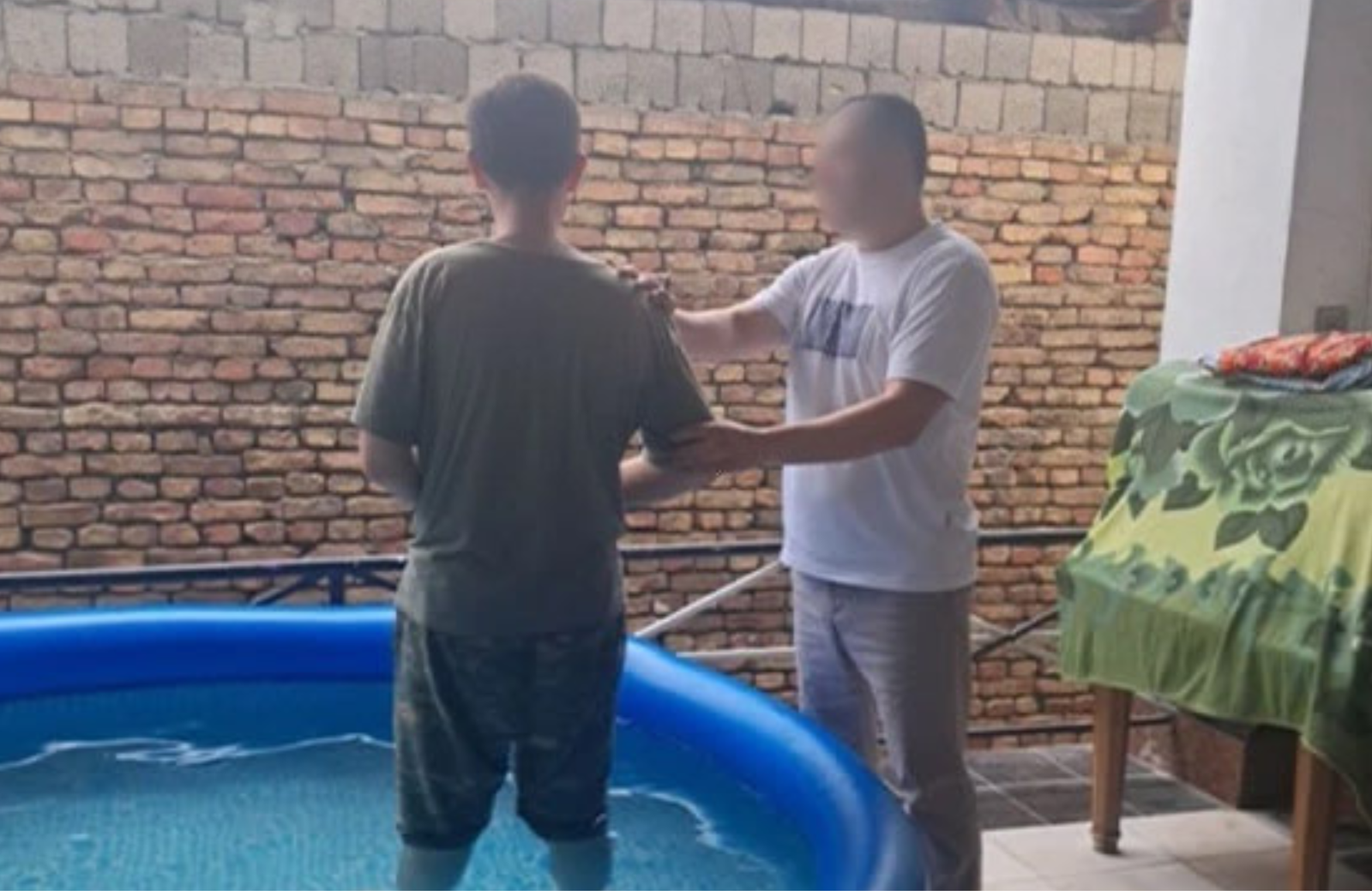 Batismo secreto: a fé de um cristão na Ásia Central que desafiou... 1 Cristão é batizado