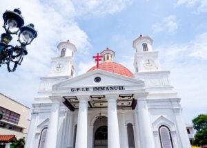 Pressão Popular Leva à Suspensão de Cultos em Igreja na Indonésia