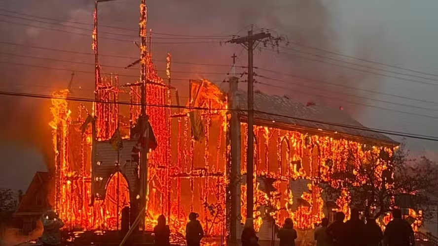 Igreja centenária em New Brunswick é destruída por incêndio cri... 1 Igreja centenária é