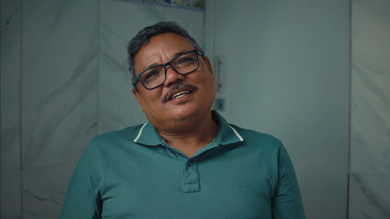 Homem lê a