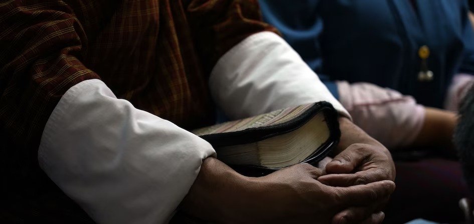Pastor enfrenta perseguição religiosa no Butão ao realizar culto... 1 Pastor tem água
