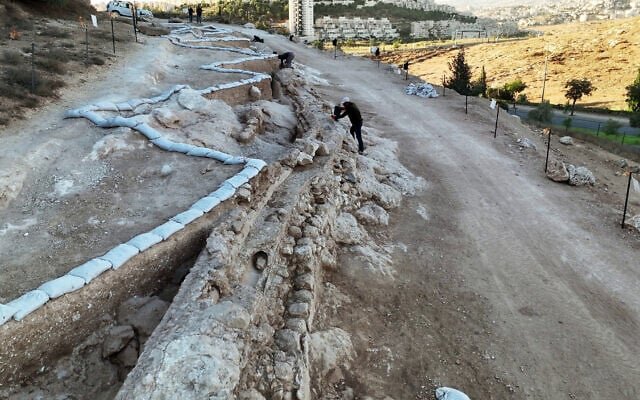 Arqueólogos descobrem aqueduto