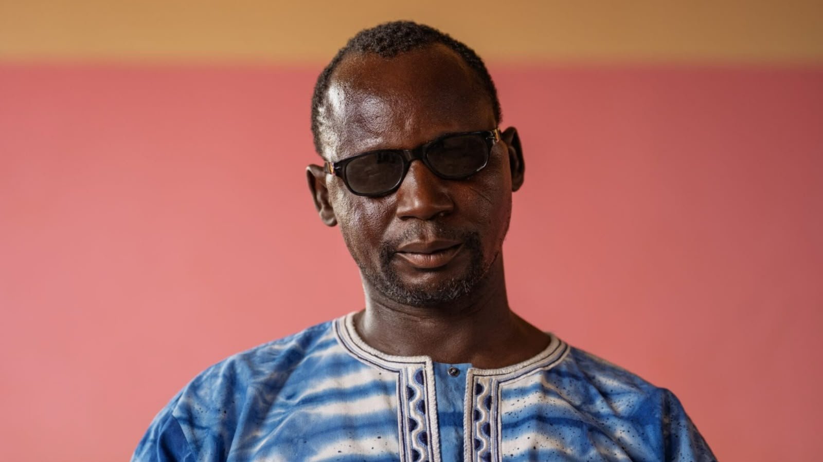 Cego de Burkina Faso Recebe Bíblia em Áudio Após Oração: Uma H... 1 Cego recebe Bíblia