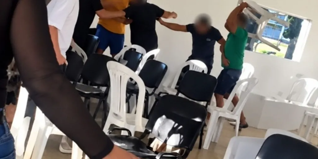 Grupo invade igreja